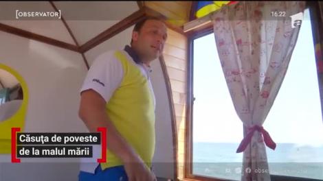 O căsuță de poveste de la malul mării atrage toate privirile turiştilor