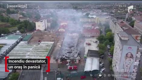 Incendiu devastator în Oradea. În toiul nopţii, flăcări uriaşe au cuprins vechea hală de alimente