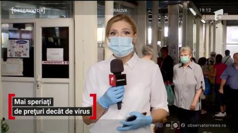 În pieţe, distanţarea socială e misiune imposibilă. Oamenii sunt mai speriați de prețuri decât de virus