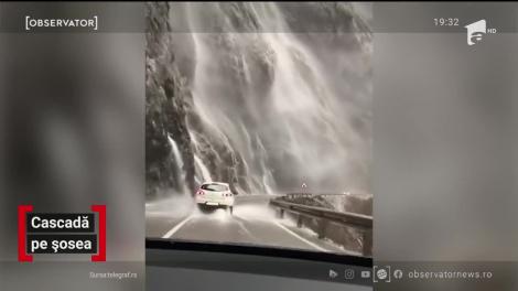 Drum cu peripeţii prin Muntenegru. O perdea de apă se revarsă de pe versanţi direct peste maşinile care au drum pe acolo