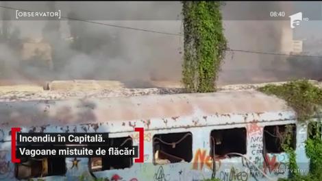 Incendiu în Capitală! Trei vagoane de tren au ars ca o torţă! Fumul dens putea fi văzut de la câțiva kilometri
