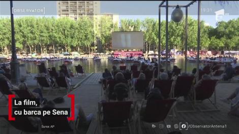 Parizienii au mers la film cu barca pe Sena