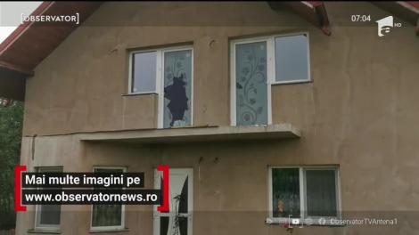 O familie din județul Iași, atacată în propria curte cu bâte şi topoare
