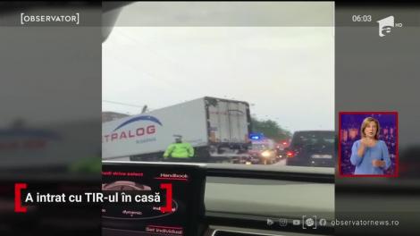 Accident grav, în localitatea Albești. Şoferul unui TIR a pierdut controlul volanului și a lovit două case