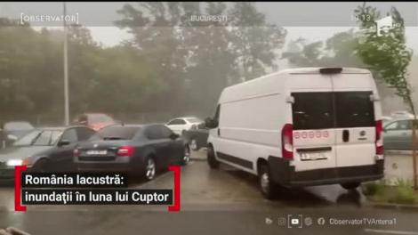 În luna lui Cuptor plouă mai ceva ca în lunile de toamnă. Zeci de străzi şi sute de gospodării au ajuns sub ape