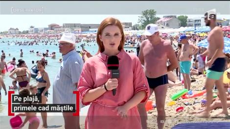 Turiştii care sunt în vacanţă pe litoral nu se tem de virus. Printre ei îşi fac loc și comercianţii ambulanţi