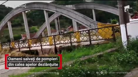 Intervenţii dramatice în Bihor după o furtună de cod roşu: pompierii au înotat prin apă până la gât