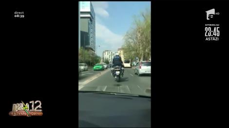 Faza zilei! Un agent din București dansează pe motocicletă, în trafic! | Video