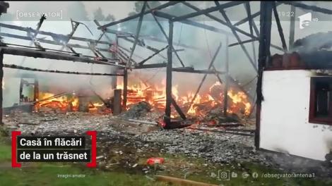 O casă a ars ca o torţă, după ce a fost lovită de un trăsnet,  în județul Suceava