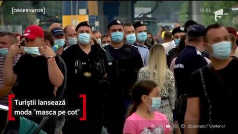 Turiștii de pe litoral lansează moda "masca pe cot"