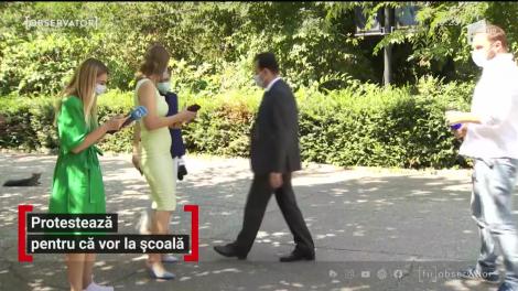 Elevii, protest pentru redeschiderea școlilor în septembrie. Ce spune Orban despre întoarcerea la cursuri: ”Școala va începe. Suntem în 3 august!”