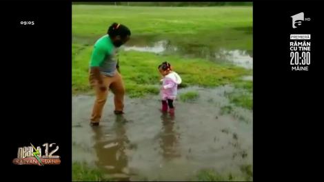 Smiley News: O fetiță și tatăl ei dansează într-o baltă