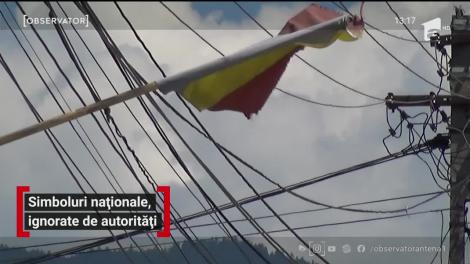 Simboluri naționale, ignorate de autorități. Steagurile din comuna Josenii Bârgăului sunt distruse