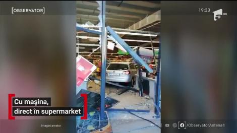 Cu mașina, direct într-un supermarket din Ciolpani