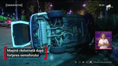 Mașină răsturnată în Capitală, după forțarea semaforului