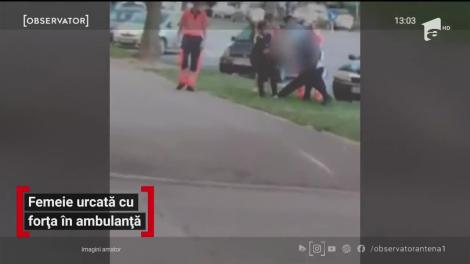 Femeie din Reșita, încătușată și urcată cu forța în ambulanță