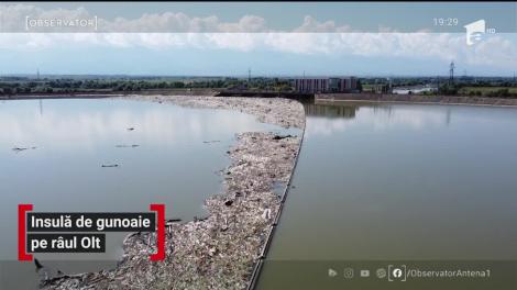 Insulă de gunoaie pe râul Olt
