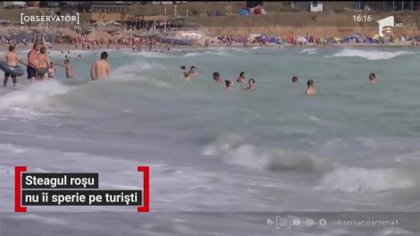 Steagul roșu nu îi sperie pe turiști