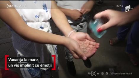 Gest impresionant! Un preot duce pe gratis sute de copii nevoiași în prima lor vacanță la mare. "Nu am fost niciodată! Abia aștept..."