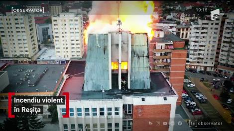 Incendiu violent în Reșița.  Flăcările au cuprins sediul în care funcţionează Primăria, Prefectura şi Consiliul Judeţean