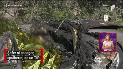 Șofer și pasager, spulberați de un TIR