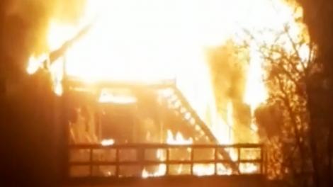 Casă mistuită de flăcări în Moeciu