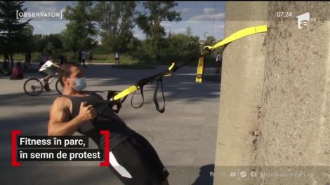 Scene inedite într-un parc din Piteşi, zeci de culturişti s-au adunat să-şi arate muşchii în semn de protest