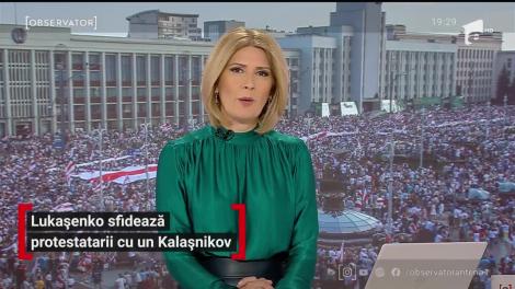 Preşedintele Lukaşenko a apărut în public cu o armă automată în mâini şi vestă antiglonţ