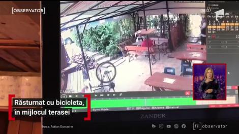 Amuzant! A căzut de pe bicicletă chiar în mijlocut unei terase din centrul Braşovului