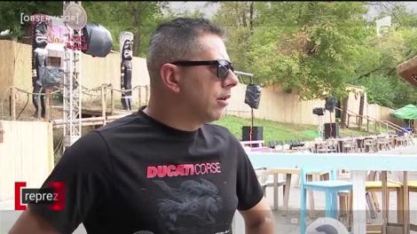 Un cântăreţ de manele a mers la o petrecere cu sute de tineri şi i-a instigat pe oameni să vină cât mai aproape de el