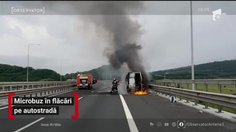 Un microbuz a luat foc în mers, pe Autostrada A1