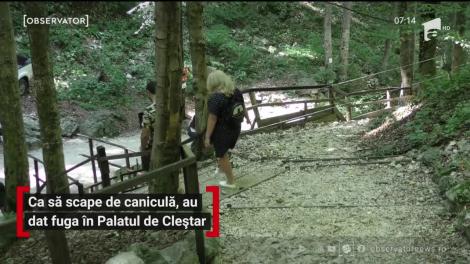 Ca să scape de caniculă, turiștii au dat fuga în Palatul de Cleștar