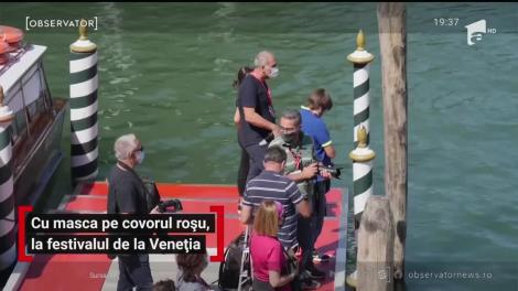 Cu masca pe covorul roșu, la festivalul de la Veneția