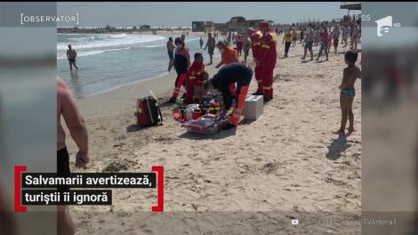 Cod roşu de înec şi curenţi înşelători la malul mării. Salvamarii se plâng că turiştii nu înţeleg semnificaţia steagurilor arborate sau le ignoră
