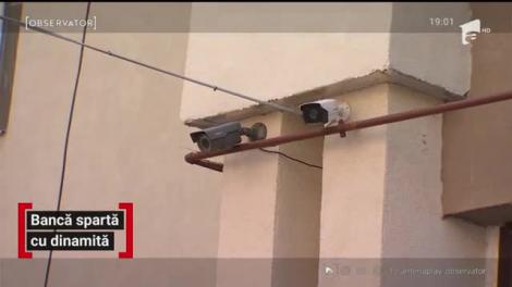 Șase indivizi cu cagule pe faţă au aruncat în aer două bancomate din centrul oraşului Otopeni