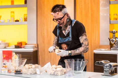 Are un look înfricoșător, dar o meserie aproape banală. Cu ce se ocupă concurentul plin de tatuaje în viața de zi cu zi