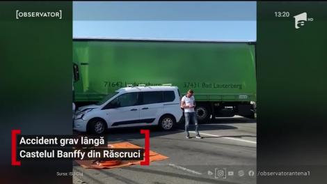 Accident grav lângă Castelul Banffy din Răscruci. Şoferul unui autotren a pierdut controlul volanului şi a ajuns de-a curmezişul drumului