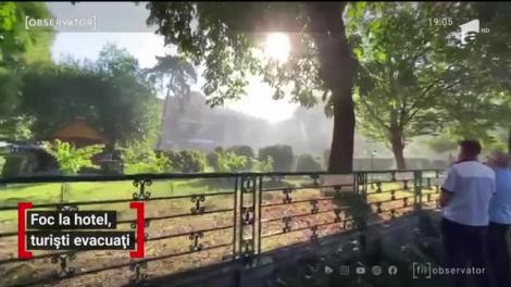 A ars o clădire emblemă a Bucureştiului, hotelul Triumf de pe Kiseleff. Flăcările au izbucnit la acoperiş