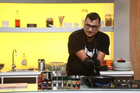 Deși nu are mâini, Florin Buricea are două joburi, merge cu bicicleta și gătește mai bine decât mulți: „Chiar îmi pare rău acum pentru votul meu”