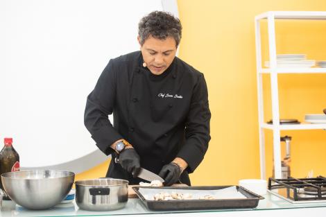 „Macaroane, râd în soare aurii. Macaroane!”  Bontea a cântat, și Dumitrescu a făcut pe „Petrică muncitorul”