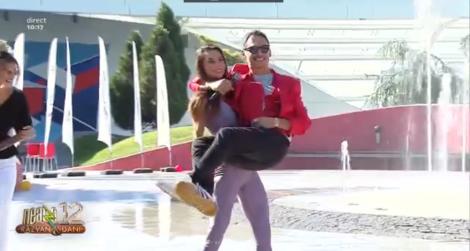 Gest amuzant! Răzvan Simion, luat în brațe și legănat ca un bebeluș de cea mai sexy antrenoare de la Neatza