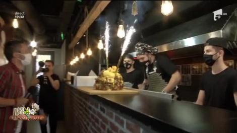 Tort de burgeri! Cum arată și ce conține preparatul care poate cântări și 30 de kilograme