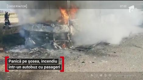 Incendiu puternic pe o şosea din Suceava. Un autobuz cu pasageri a luat foc