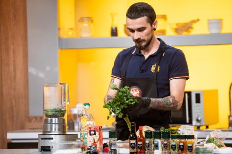 Preparatul care i-a făcut pe jurații de la „Chefi la cuțite” să râdă imediat cum au ridicat capacele. Ce au găsit