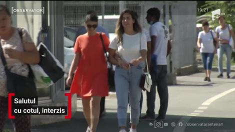 Salutul cu cotul, interzis