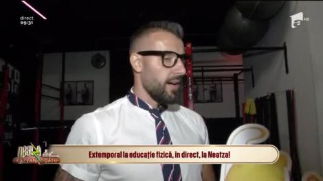 Exerciții ca la ora de educație fizică, în sala de fitness