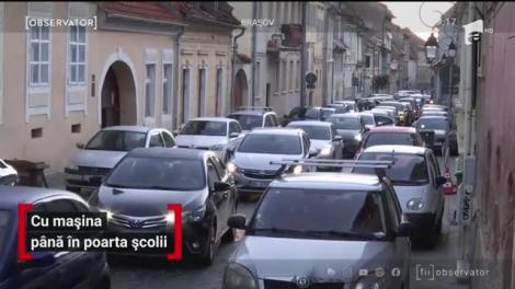 Cu mașina până în poarta școlii