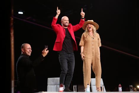 Trupa Azur i-a făcut pe Delia și Bendeac să danseze pe masă, la „iUmor”! „Delia, spune, mă iubești?”