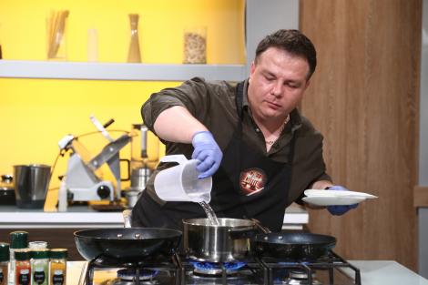 Florin Bișoc s-a enervat și a aruncat cu cuțitul, la „Chefi la cuțite”! Ce l-a enervat pe concurent