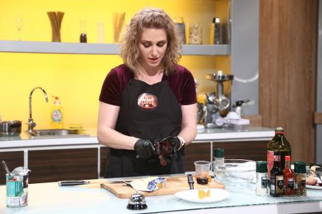 Roxana Florescu gătește cu mesaj la "Chefi la cuțite": "La vita e bella"